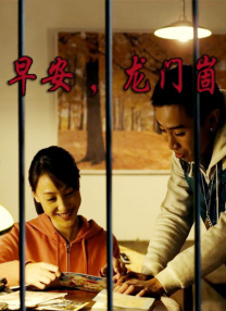 医生检查女模特身体